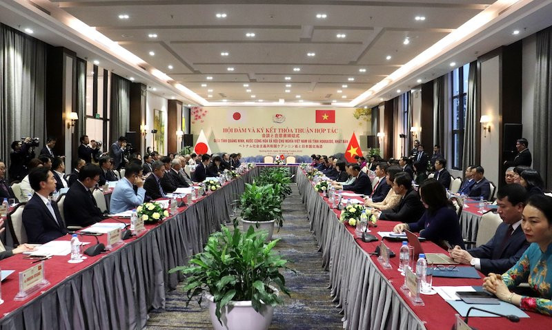 Quang cảnh buổi hội đàm và ký kết thỏa thuận hợp tác giữa tỉnh Quảng Ninh (Việt Nam) với tỉnh Hokkaido (Nhật Bản).