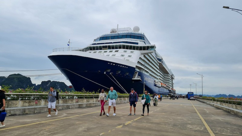 Siêu du thuyền Celebrity Solstice (quốc tịch Malta) đưa khách quốc tế đến Hạ Long trong sáng 13/11.