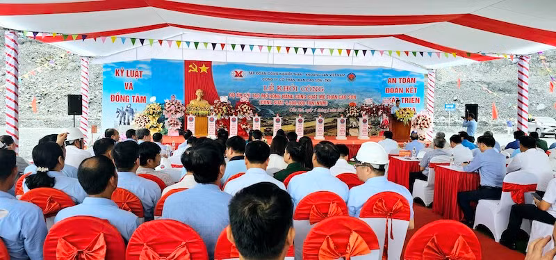 Quang cảnh lễ khởi công cải tạo mở rộng nâng công suất mỏ than Cao Sơn.