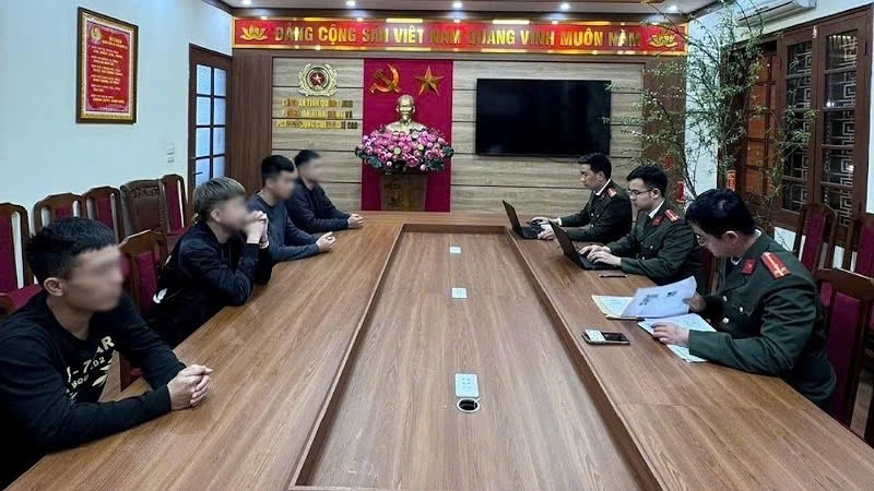 Đ.H.S và 3 người liên quan tại cơ quan Công an.