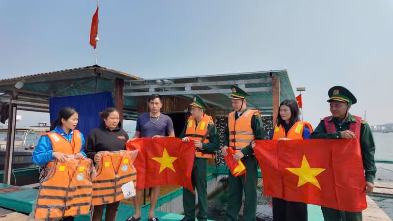 Đồn Biên phòng Cô Tô và Đoàn thanh niên thị trấn Cô Tô tặng cờ Tổ quốc và áo phao cho ngư dân.