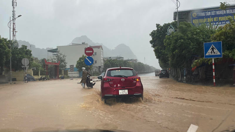 Do ảnh hưởng của bão số 2, trên Quốc lộ 18 đoạn qua phường Quang Hanh, thành phố Cẩm Phả bị ngập cục bộ, gây trở ngại cho các phương tiện lưu thông.