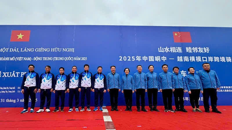 Các đại biểu chụp ảnh lưu niệm.