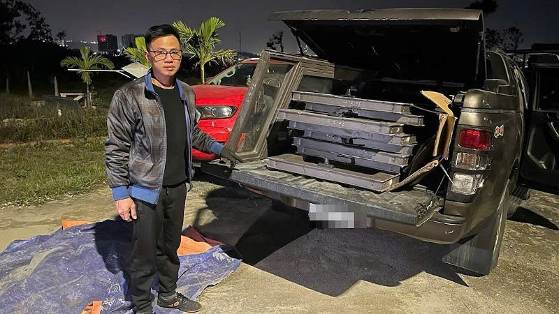 Đối tượng Kiên cùng tang vật và phương tiện tại cơ quan Công an.