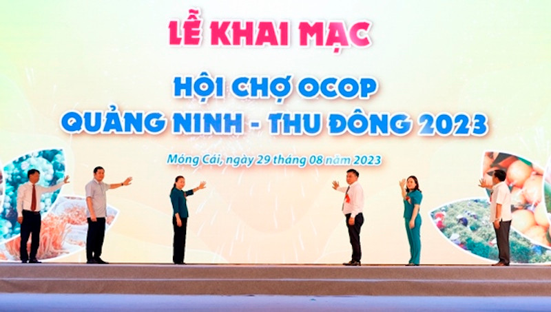 Các đại biểu nhấn nút Khai mạc Hội chợ OCOP Quảng Ninh - Thu Đông 2023.