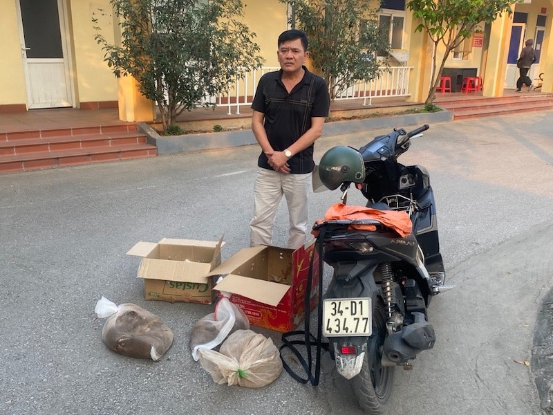 Đối tượng Nguyễn Thành Vinh cùng tang vật tại cơ quan Công an.