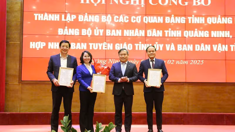 Đồng chí Vũ Đại Thắng, Bí thư Tỉnh ủy, trao quyết định thành lập Đảng bộ Các cơ quan Đảng tỉnh Quảng Ninh.