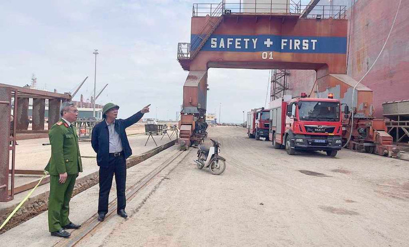 Lãnh đạo thị xã Quảng Yên có mặt tại hiện trường phối hợp lực lượng chức năng tổ chức cứu hộ, cứu nạn.