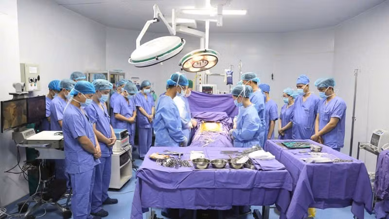 Ê-kíp y, bác sĩ tham gia lấy tạng và ghép thận tri ân người bệnh hiến tạng.