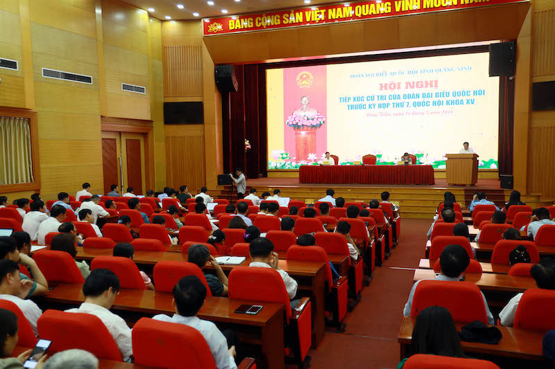 Quang cảnh buổi tiếp xúc với cử tri tại thị xã Đông Triều, Quảng Ninh.