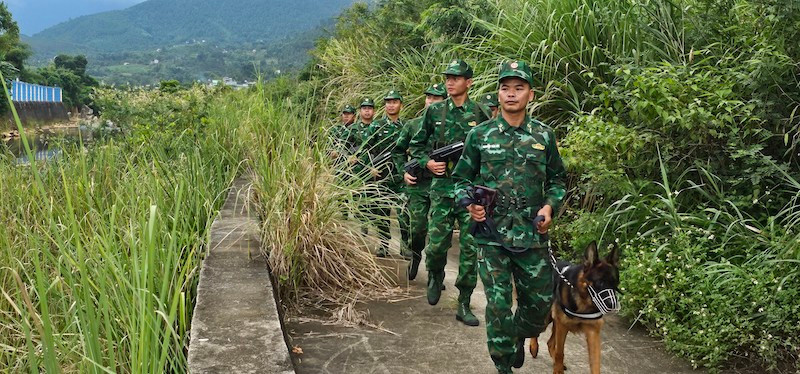 Cán bộ chiến sĩ Đồn Biên phòng Cửa khẩu Hoành Mô (Bình Liêu) trên đường tuần tra biên giới.