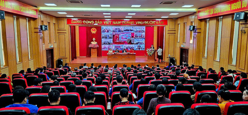 Quang cảnh buổi tiếp xúc cử tri tại thành phố Cẩm Phả.