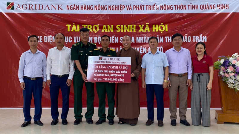 Ngân hàng Agribank tỉnh Quảng Ninh trao tặng 2 xe điện cho 2 đơn vị lực lượng vũ trang đóng quân trên đảo Trần, huyện đảo Cô Tô.