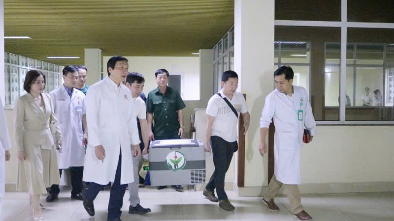 Thận của người hiến tạng được vận chuyển đến Bệnh viện Việt Nam-Thụy Điển Uông Bí.