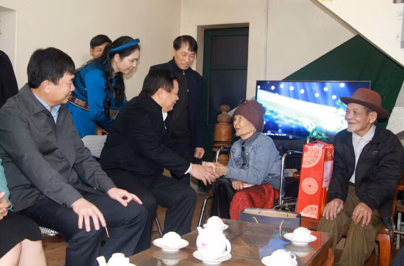 Đồng chí Nguyễn Xuân Thắng thăm, tặng quà và chúc Tết Mẹ Việt Nam Anh hùng Hoàng Thị Sinh ở thôn Tùng Cầu, xã Vô Ngại, huyện Bình Liêu, Quảng Ninh.