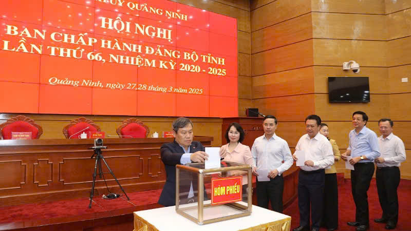 Các đại biểu bỏ phiếu bầu Phó Bí thư Tỉnh ủy Quảng Ninh nhiệm kỳ 2020-2025.
