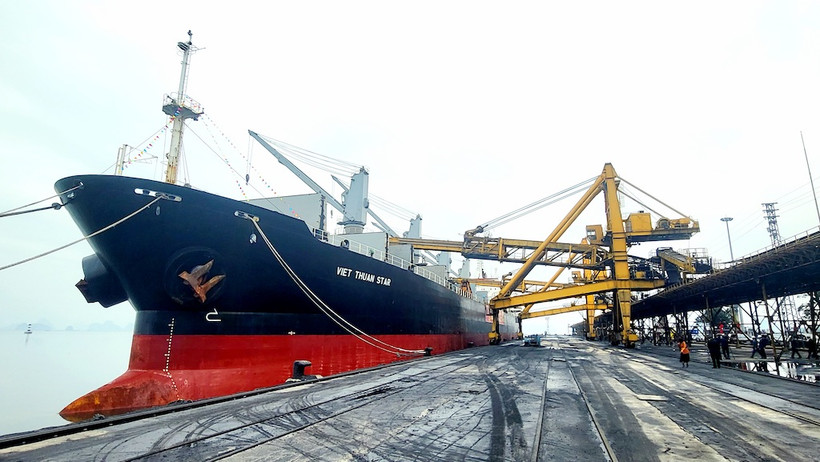 Tàu Việt Thuận Star vào "xông" cảng Cẩm Phả nhận tấn than đầu tiên của năm mới đi thị trường nội địa. 