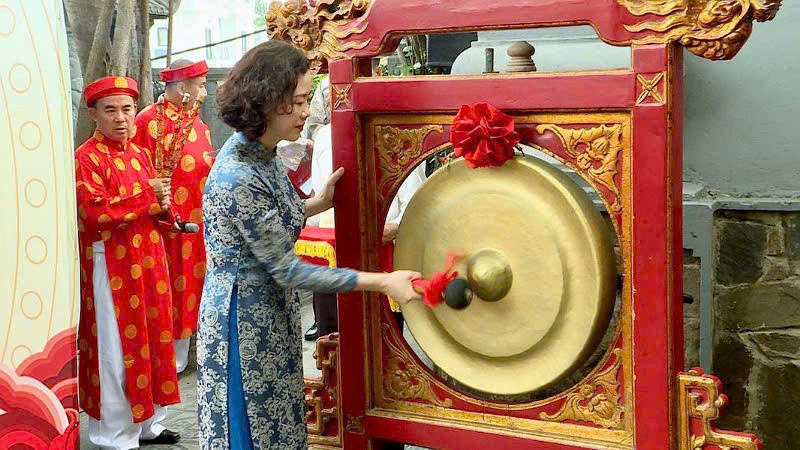 Lãnh đạo thành phố Hạ Long thực hiện nghi lễ khai hội.