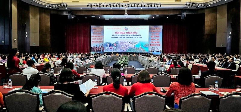 Quang cảnh Hội thảo "Bảo tồn và phát huy giá trị di sản văn hóa trong phát triển bền vững thành phố Hạ Long".
