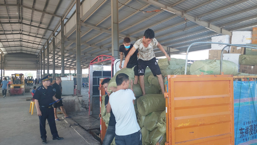 Hải quan Móng Cái kiểm soát việc bốc xếp hàng hóa tại Bãi Kiểm hóa Bắc Luân 2.