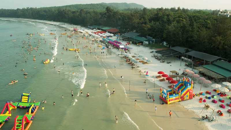 Bãi biển Minh Châu nơi tổ chức Lễ hội Du lịch biển Vân Đồn 2025. (Ảnh: NGÂN HÀ)