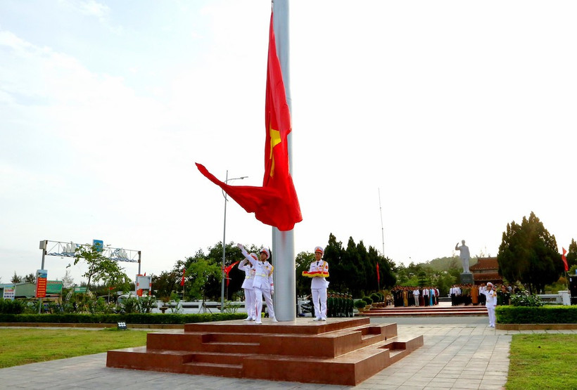 Lễ Thượng cờ trên đảo tiền tiêu Cô Tô trong sáng ngày 30/4.