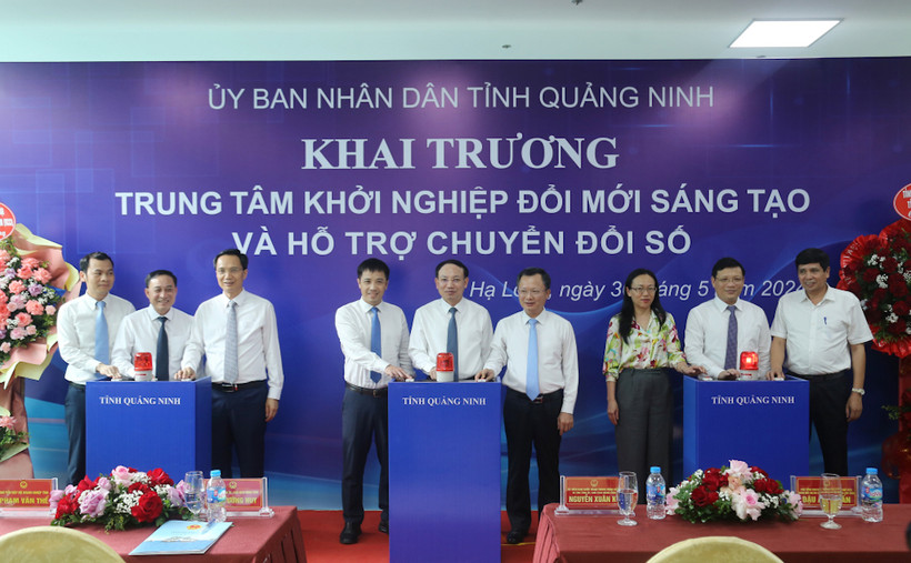 Các đại biểu ấn nút khai trương Trung tâm khởi nghiệp đổi mới sáng tạo và hỗ trợ doanh nghiệp.