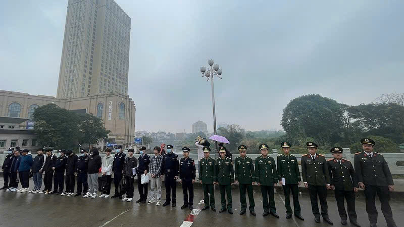 Lực lượng chức năng Việt Nam trao trả 8 trường hợp nhập cảnh trái phép cho lực lượng chức năng Trung Quốc.