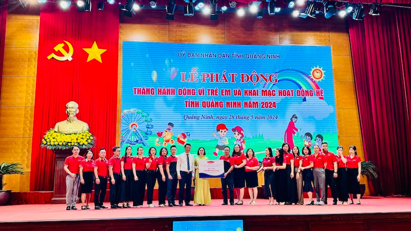 Đại diện các tổ chức, doanh nghiệp trao quà hỗ trợ cho các em học sinh tại buổi lễ. 