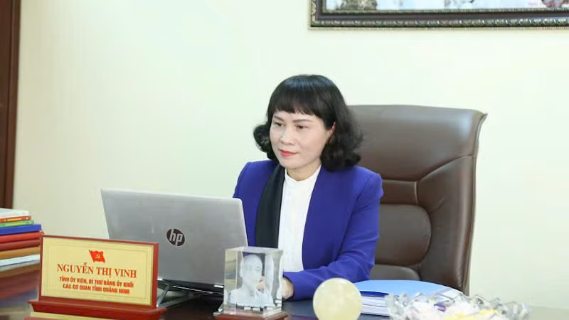 Đồng chí Nguyễn Thị Vinh, Ủy viên Ban Chấp hành Đảng bộ tỉnh, Bí thư Đảng ủy Khối các cơ quan tỉnh Quảng Ninh đã tự nguyện viết đơn xin nghỉ hưu trước tuổi.