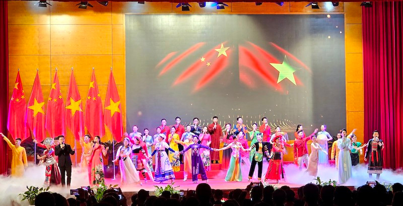 Chương trình nghệ thuật đặc sắc do diễn viên của hai nước biểu diễn tại lễ khai mạc.