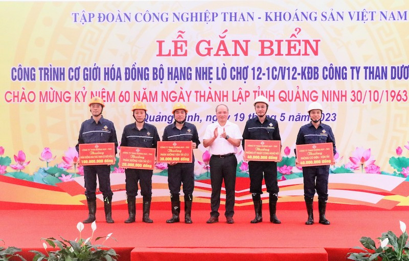 Lãnh đạo Công ty than Dương Huy tặng quà, động viên các cá nhân và tập thể có thành tích xuất sắc trong sản xuất.