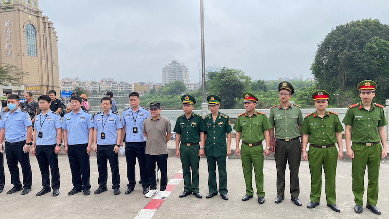 Công an thành phố Móng Cái (Quảng Ninh) bàn giao đối tượng Liu Chi Sheng cho Cục Công an thành phố Đông Hưng, Quảng Tây, Trung Quốc. 