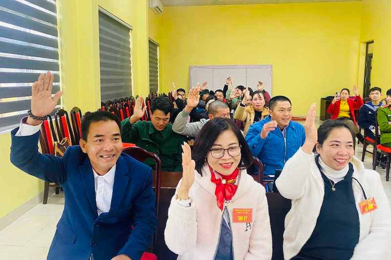 Cử tri thôn Đảo Trần, huyện Cô Tô biểu quyết nhất trí bầu trưởng thôn nhiệm kỳ 2025-2027.