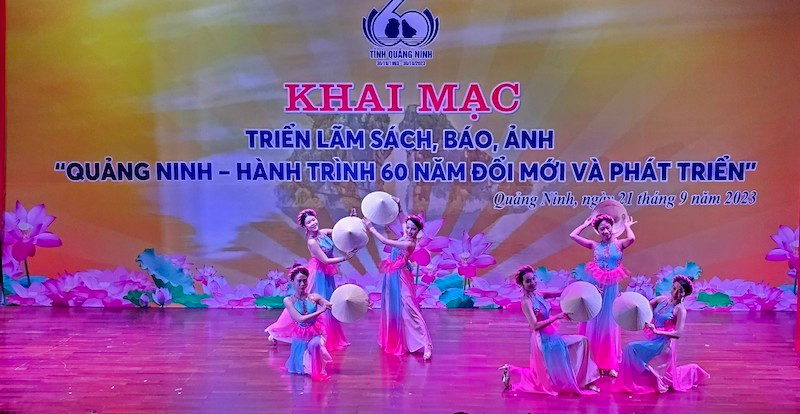 Chương trình nghệ thuật chào mừng khai mạc Triển lãm.
