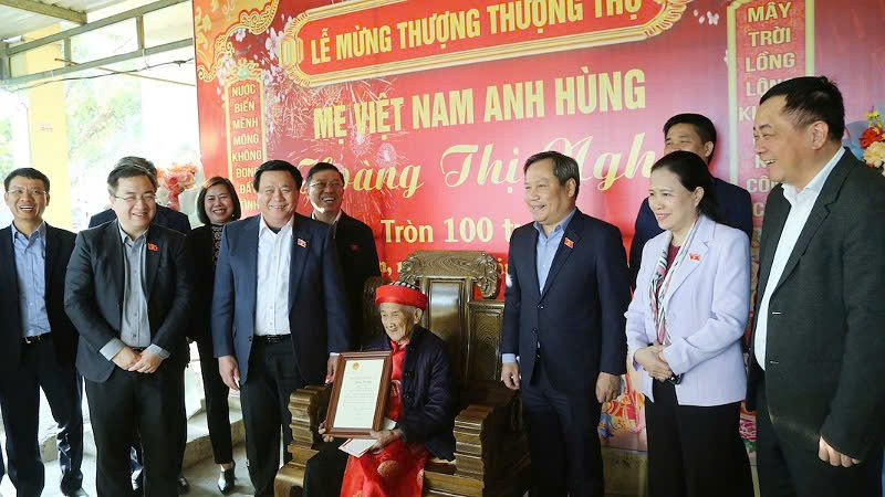 Đồng chí Nguyễn Xuân Thắng trao thiếp mừng thọ tròn 100 tuổi của Chủ tịch nước cho Mẹ Việt Nam Anh hùng Hoàng Thị Nghi.