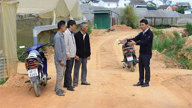 Tuyến đường dọc con suối Mai Xuân Thưởng sắp hoàn thành nhờ sự chung sức đồng lòng của người dân.