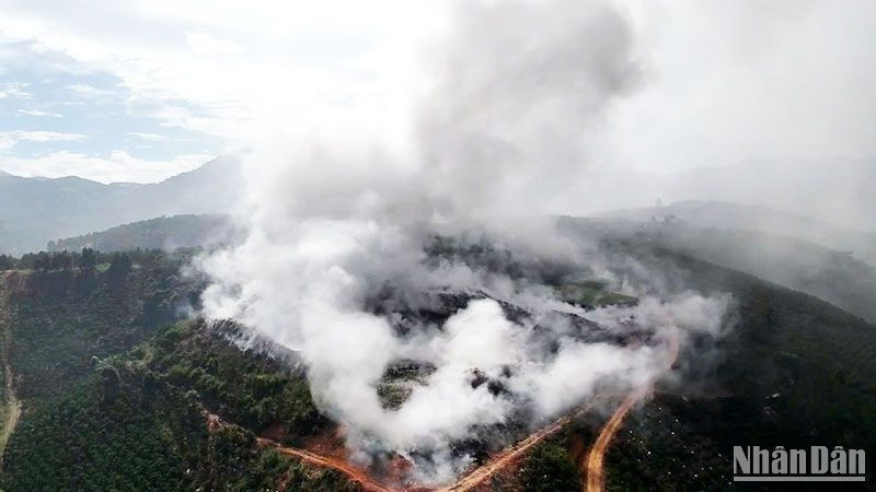 Bãi rác Gung Ré (huyện Di Linh, tỉnh Lâm Đồng) đang cháy âm ỉ khiến cột khói phun cao hàng chục mét.
