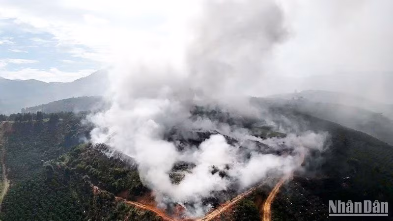 Bãi rác Gung Ré (huyện Di Linh, tỉnh Lâm Đồng) đang cháy âm ỉ khiến cột khói phun cao hàng chục mét.