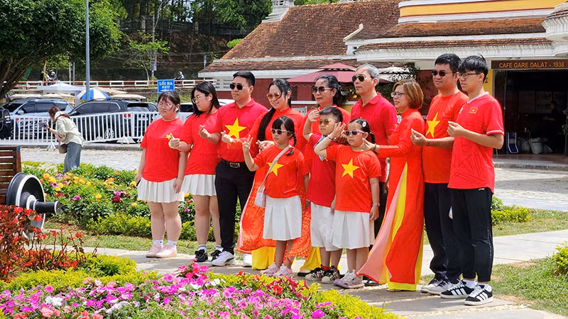 Du khách tham quan tại Ga Đà Lạt.