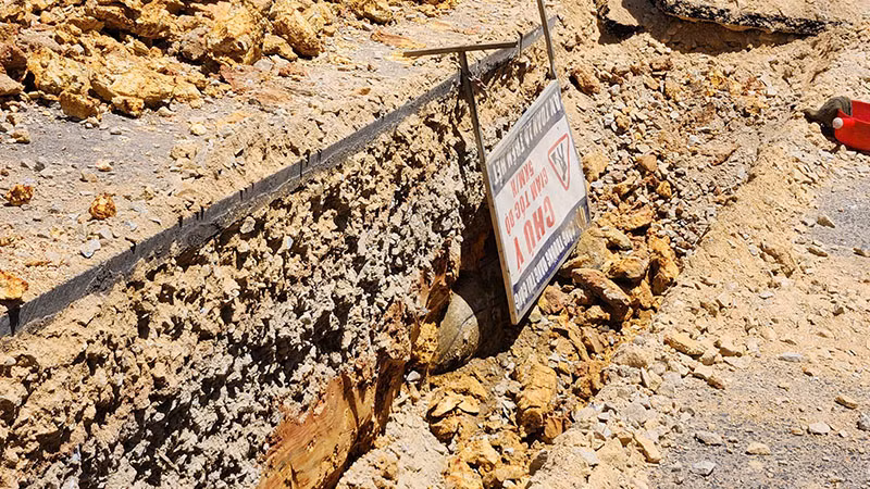 Vật thể bằng kim loại dài 2m, nghi là bom nằm sâu gần 1m so với mặt đường nhựa.