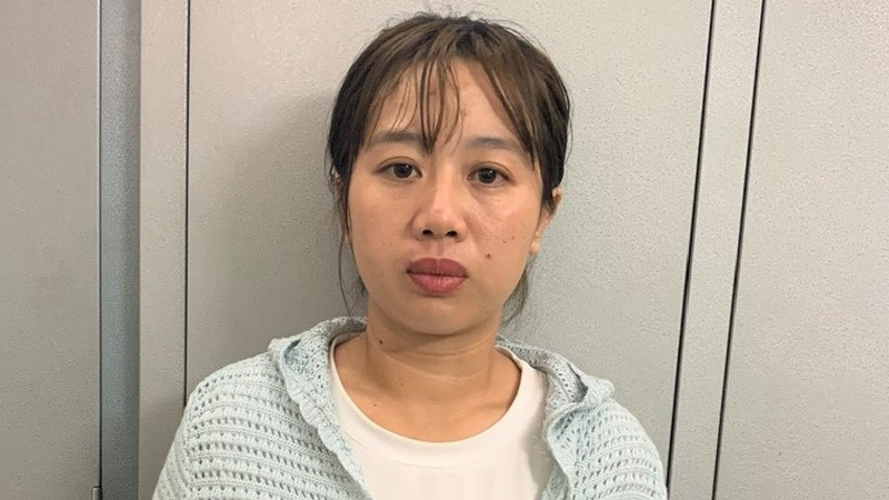 Phan Thị Kim Tuyến tại cơ quan công an.