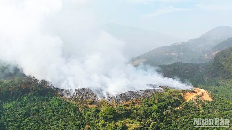 Bãi rác Gung Ré (huyện Di Linh, tỉnh Lâm Đồng) cháy ảnh hưởng đến cuộc sống của người dân tại 2 thôn Hàng Hải và Hàng Làng. 