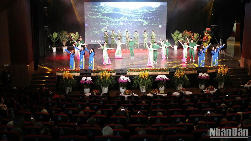 Tiết mục văn nghệ tại lễ tôn vinh các gia đình có công với cách mạng tiêu biểu.