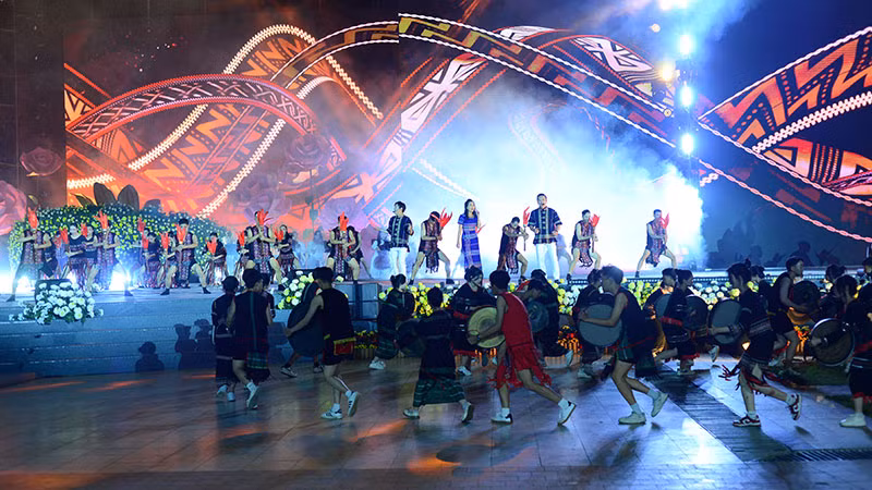 Một chương trình văn hóa, nghệ thuật diễn ra tại Quảng trường Lâm Viên thành phố Đà Lạt (Ảnh minh họa).
