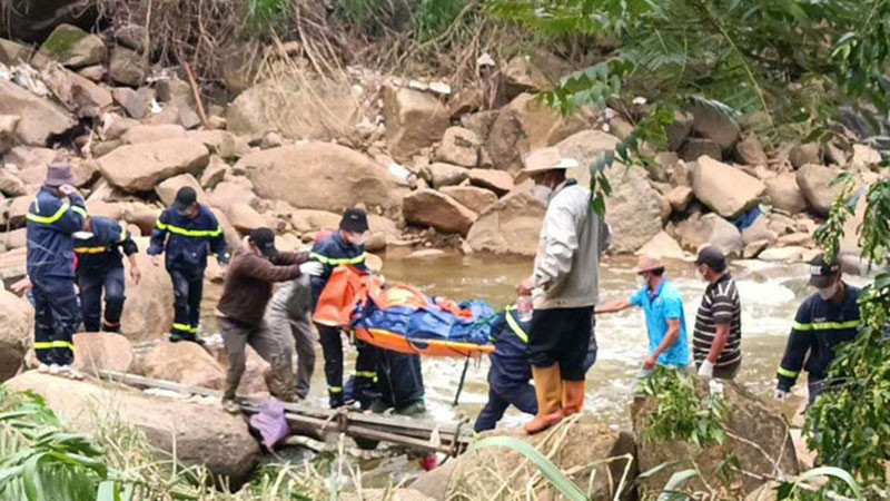 Lực lượng chức năng tìm thấy thi thể nạn nhân sau 7 ngày bị nước cuốn trôi.