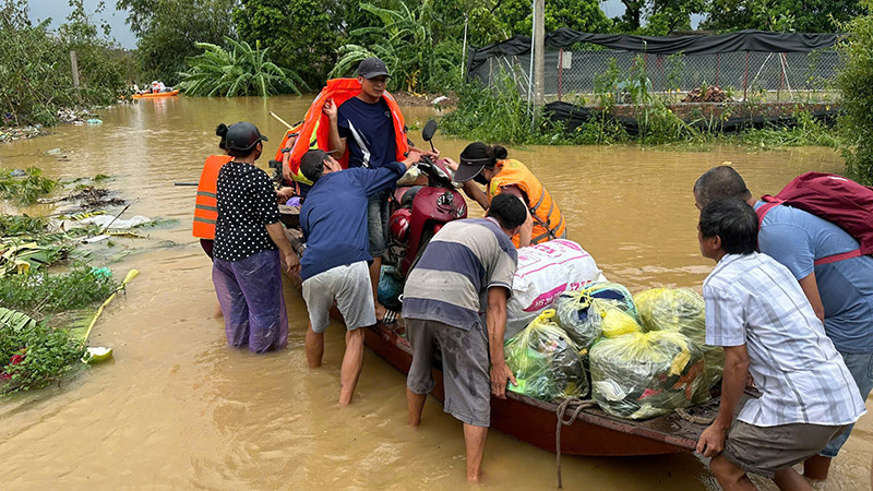 13 giờ ngày 10/9/2024, lực lượng chức năng hỗ trợ đưa người dân, tài sản tại khu vực ngập lụt ven sông Hồng thuộc phường Yên Phụ, quận Tây Hồ đến khu vực an toàn. (Ảnh: THỦY NGUYÊN)