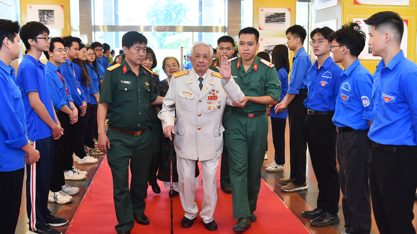 Đại biểu dự gặp mặt tri ân các đại biểu cựu chiến binh, cựu công an nhân dân, cựu thanh niên xung phong, cùng các gia đình chính sách, người có công đã trực tiếp tham gia giải phóng Thủ đô trong thời kỳ kháng chiến chống Pháp do thành phố Hà Nội tổ chức. (Ảnh: THỦY NGUYÊN)