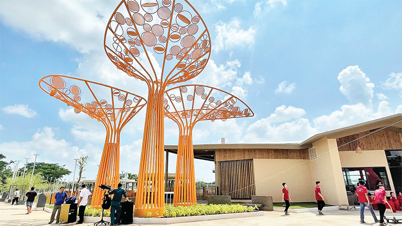 Công viên Du lịch sinh thái huyện Hóc Môn là mô hình công viên sinh thái đầu tiên của huyện, tạo một không gian vui chơi, giải trí, sống xanh cho người dân địa phương.