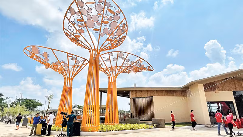 Công viên Du lịch sinh thái huyện Hóc Môn là mô hình công viên sinh thái đầu tiên của huyện, tạo một không gian vui chơi, giải trí, sống xanh cho người dân địa phương.